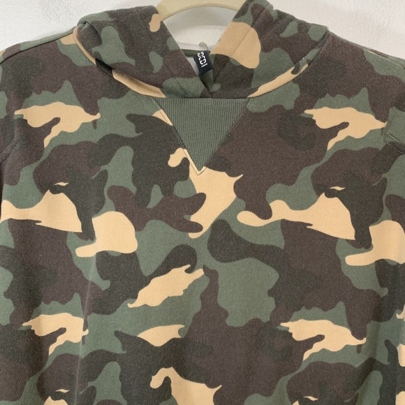 Divided H&M Camouflage Hoodie Cropped Sweatshirt - Picture 2 of 5